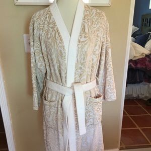 Tahari gold & white luxurious bath robe